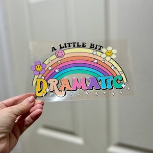 UVDTF Wrap Sarcastique Little Bit Dramatic Rainbow Canette de 16 oz, gobelet en verre, prêt à poser, adhésif imperméable permanent