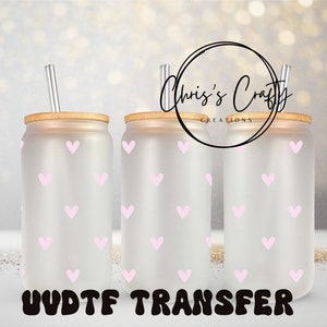 Vaso de vidrio en lata de 16 oz con diseño de corazones en color rosa claro UVDTF Wrap Mini, listo para aplicar, adhesivo permanente resistente al agua, opción de doble cara