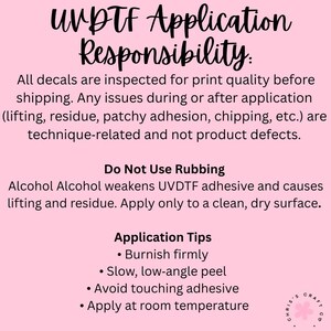 Pu&ograve; includere: Un cartello informativo rosa chiaro con testo nero intitolato UVDTF Application Responsibility. Descrive l'ispezione delle decalcomanie, avverte contro l'uso di alcol denaturato e fornisce consigli di applicazione come brunire con fermezza e staccare lentamente.
