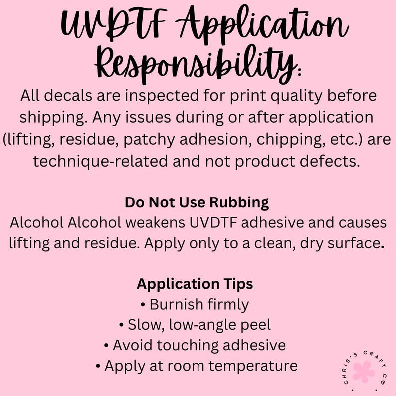 Pu&ograve; includere: Un cartello informativo rosa chiaro con testo nero intitolato UVDTF Application Responsibility. Descrive l'ispezione delle decalcomanie, avverte contro l'uso di alcol denaturato e fornisce consigli di applicazione come brunire con fermezza e staccare lentamente.