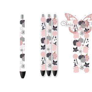 Könnte beinhalten: Weiße Stifte mit einem Halloween-Motiv. Das Design umfasst rosa und graue Kürbisse, Fledermäuse, Geister, Spinnweben und Süßigkeiten. Die Stifte haben schwarze Tintenspitzen und silberne Akzente. Das Bild zeigt auch eine Schmetterlingsgrafik mit dem Text "Chris's Craft Co."