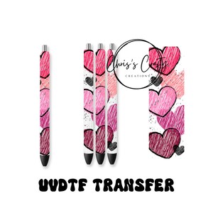 Könnte beinhalten: Vier Stifte und ein rechteckiger Streifen mit weißem Hintergrund und einem wiederkehrenden Muster aus gekritzelten Herzen in Rosa-, Rot- und Schwarztönen. Der Text Chris's Craft Creations und UVDTF TRANSFER ist auf dem weißen Hintergrund sichtbar.