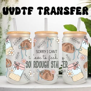 Könnte beinhalten: Drei Glasbecher mit Bambusdeckeln und Strohhalmen. Jeder Becher hat ein skurriles Design mit Brot, Gläsern, Schleifen und Blumen. Der Text auf dem mittleren Becher lautet: „Sorry I can't, I have to feed my sourdough starter.“