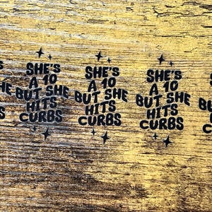 Calcomanía UVDTF Motel "Ella es un 10 pero choca con los bordillos", calcomanía divertida, lista para aplicar, adhesivo permanente, calcomanías individuales o juego de 5 para llaveros