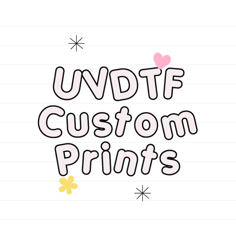 Puede incluir: Un gr&aacute;fico rosa y blanco con el texto "UV DTF Custom Prints" en una fuente divertida. El gr&aacute;fico incluye un coraz&oacute;n rosa y una flor amarilla.