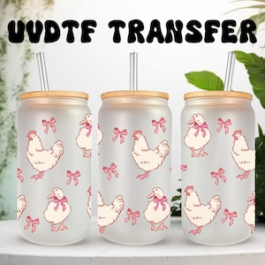 Puede incluir: Tres vasos de vidrio esmerilado con tapas de bambú y pajitas de acero inoxidable. Cada vaso presenta un patrón repetido de pollos de dibujos animados y lazos rosas. El texto "UVDTF TRANSFER" está encima de los vasos.