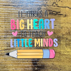 Könnte beinhalten: Farbenfrohe Grafik mit dem Text "IT TAKES A BIG HEART TO TEACH LITTLE MINDS" und einer Bleistiftillustration. Der Text ist in verschiedenen Farben gehalten, mit Herzen und einem gelben, blauen und rosa Bleistift.