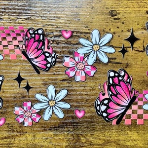 Adhesivo UVDTF con diseño de mariposa y margaritas para vasos y tazas de vidrio de 16 oz, listo para aplicar, adhesivo permanente impermeable.