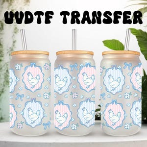 Puede incluir: Tres vasos de vidrio esmerilado con tapas de bambú y pajitas de metal. Cada vaso presenta un patrón repetido de un pollo en un marco rosa y azul. El texto "UVDTF TRANSFER" está en la parte superior.