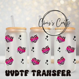 Peut inclure: Gobelets en verre givré en forme de canette avec couvercles en bambou et pailles argentées. Chaque gobelet présente un motif de cœur avec un motif à carreaux noir et blanc et le mot "XOXO" en rose. Des diamants noirs sont dispersés autour des cœurs. Le texte "UVDTF TRANSFER" est en bas.