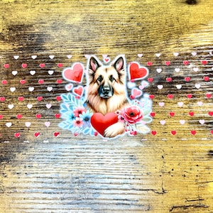 Puede incluir: Ilustración de un pastor alemán con un corazón, flores y confeti en forma de corazón sobre un fondo de madera. El perro sostiene un gran corazón rojo. Corazones rosas y rojos dispersos.
