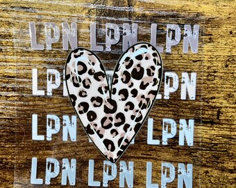 Calcomanía UVDTF de corazón de leopardo para enfermera LPN: lata de vidrio de 16 oz, envoltura para vaso de 40 oz