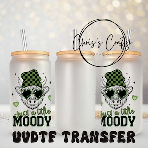 Emballage UVDTF Highland Cow 16 oz, boîte en verre, tasse en verre, carreaux verts Just a Little Moody, prêt à poser, adhésif imperméable permanent