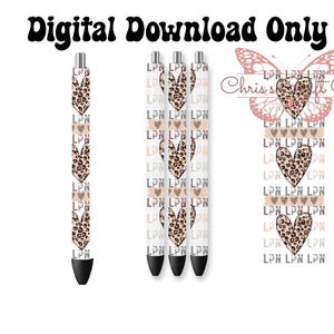 Puede incluir: Bolígrafos de descarga digital con un diseño de corazón de estampado de leopardo y las letras "LPN" repetidas. Los bolígrafos son en blanco y negro con un estampado de leopardo marrón. La imagen también incluye un gráfico de mariposa y el texto "Digital Download Only".