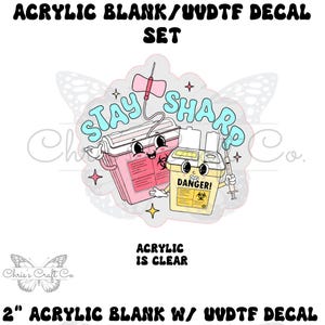 Puede incluir: Juego de plantillas acrílicas con calcomanías UVDTF. El diseño presenta contenedores de residuos médicos de estilo caricatura con las palabras "STAY SHARP" en letras azules. También está presente el texto "ACRYLIC IS CLEAR".