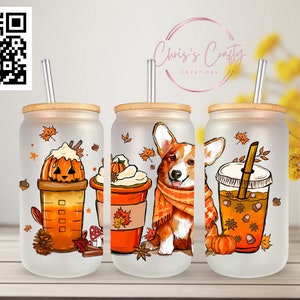 Puede incluir: Tres vasos de vidrio esmerilado con tapas de bambú y pajitas transparentes. Cada vaso presenta un diseño diferente con temática otoñal: un latte de especias de calabaza, un corgi con una bufanda y un café helado de otoño.