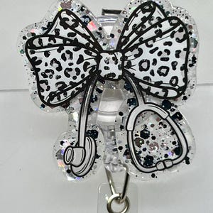 Kokette Stethoskop Bogen Abzeichen Reel | Leopard Print Krankenschwester Ausweishülle | Lustiges sarkastisches abnehmbares Geschenk