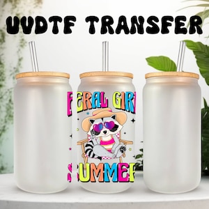 Sticker UVDTF Feral Girl Summer mignon raton laveur de 16 oz, boîte en verre, gobelet ou mug, prêt à poser, adhésif imperméable permanent, à ajouter sur une tasse
