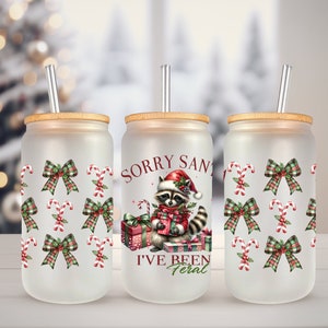 Emballage UVDTF Sorry Santa I've Been Feral Raton laveur coquettes noeuds 16 oz canette de verre, tasse, gobelet 40 oz, prêt à poser, emballage de Noël