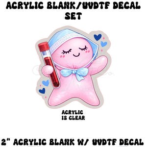 Puede incluir: Una calcomanía acrílica rosa con un personaje de dibujos animados con un gorro azul y una pajarita, sosteniendo un vial de líquido rojo. La calcomanía incluye el texto "ACRYLIC IS CLEAR" y mide 5,08 cm.