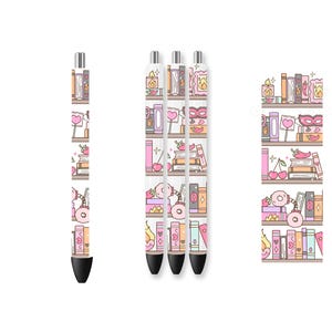Puede incluir: Tres bolígrafos con un cuerpo blanco decorado con un patrón repetido de estanterías, libros, corazones y otros elementos decorativos en rosa, naranja y azul claro. Los bolígrafos tienen puntas negras y detalles plateados.