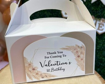 Könnte beinhalten: Weiße Geschenkbox mit Griff, verziert mit einem rosa und braunen Hintergrund und einem Aufkleber mit der Aufschrift "Vielen Dank für Ihren Besuch zu Valentinas 1. Geburtstag".