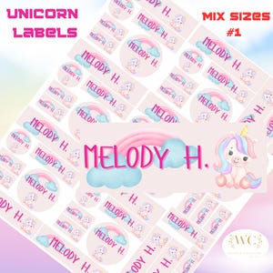 Puede incluir: Etiquetas de unicornio rosas y blancas con el nombre "Melody H." impreso. Las etiquetas presentan un diseño de unicornio, arcoíris y nube. También se ve el texto "UNICORN LABELS" y "MIX SIZES #1".