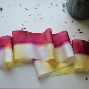 ruban de soie teint à la main rouge et jaune délavé à l'aquarelle image 4