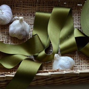 ruban de satin de soie vert olive