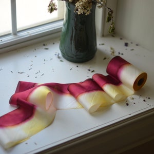 ruban de soie teint à la main rouge et jaune délavé à l'aquarelle image 5