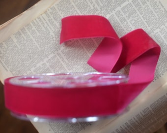 1 1/2" breed Zwitsers fluwelen lint met bessen