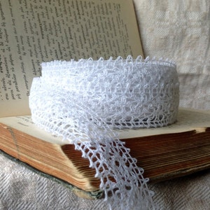 白いかぎ針編みの1 1/2インチ幅のトリム