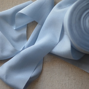 leichter staubblauer Crepe de Chine aus Seide