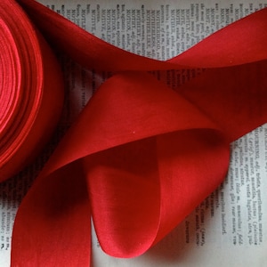 rotes Seidenband in 3cm Breite