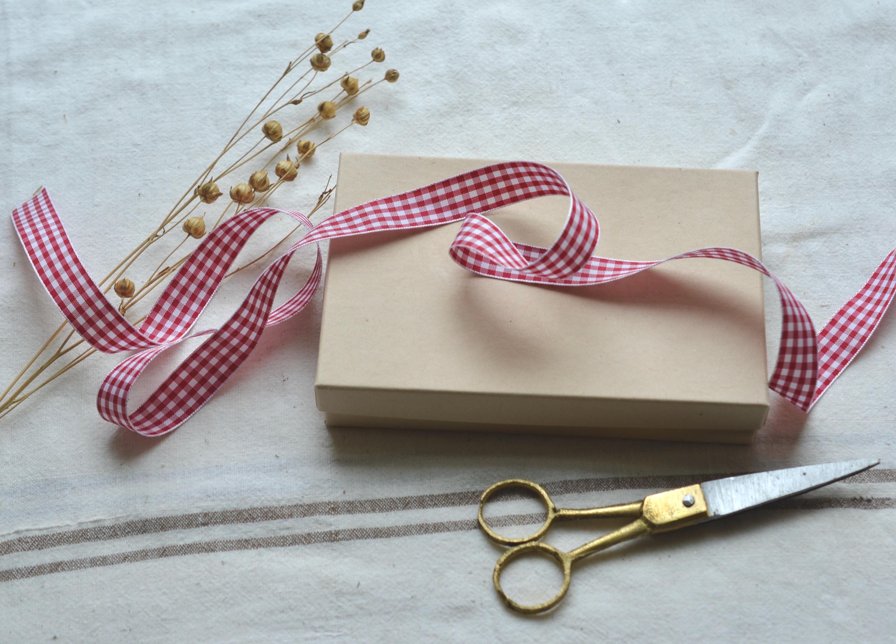 Egurs Nastro di iuta a quadretti, 12 metri, per confezioni regalo, per Natale, per fai da te, filo sul lato, a quadretti rosso-verde, 5 cm