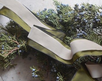 beżowa wstążka z aksamitu szwajcarskiego o szerokości 2 cali w kolorze piaskowego dolara