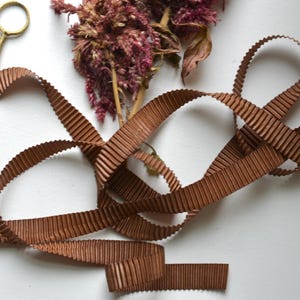 bordure allemande plissée de 5/8 po. en satin brun chocolat
