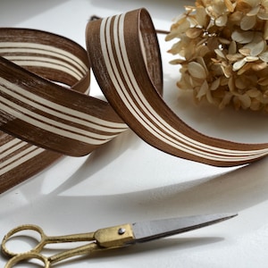fita de arame listrada de chocolate e creme