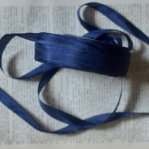 donkerblauw 1/2" of 1/4" zijden lint