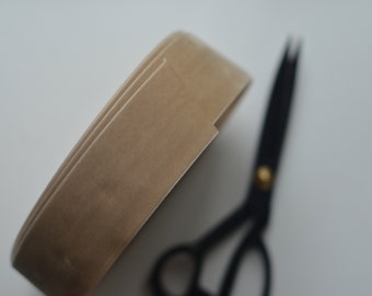 wstążka z aksamitu szwajcarskiego o szerokości 2 cali w kolorze ziemistego beżu