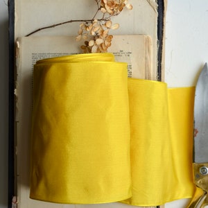 Cinta de tafetán francés de color amarillo caléndula de 5" con alambre