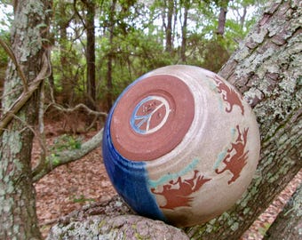 Celebrating the spirit of the outer banks, the horses of Corolla gallop around this medium-sized serving bowl / mixing bowl