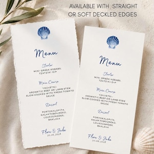 Pode incluir: Dois menus de papel branco com ilustrações de conchas azuis e texto incluindo Menu, Starter, Main Course, Dessert, Flora & Jake e 20.06.2028. Um menu tem bordas irregulares, o outro bordas retas. Texto: AVAILABLE WITH STRAIGHT OR SOFT DECKLED EDGES.