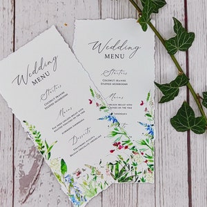 Tarjetas de menú con flores silvestres impresas, menú floral en acuarela, bordes rasgados a mano suaves, decoración de bodas