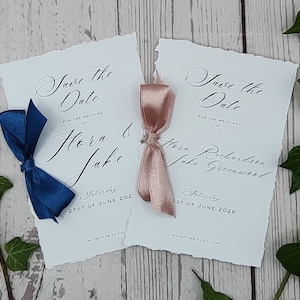Tarjetas de invitación con caligrafía, cinta y bordes rasgados suaves, revestimiento para sobres, elección de color de tarjeta y cinta