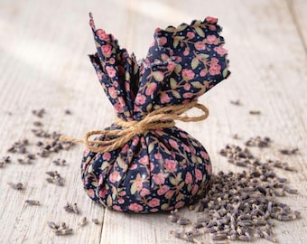 Recuerdos de boda de lavanda y algodón floral hechos a mano, regalos rústicos para la mesa.