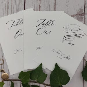 Cartes imprimées personnalisées avec numéros de table en calligraphie avec bords déchirés doux, carte vintage, classique, chiffon en coton