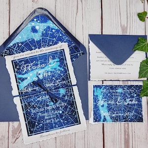 Faire-part de mariage avec carte des étoiles célestes avec rsvps, bords déchirés à la main, ruban noué, mariage vintage, ciel nocturne