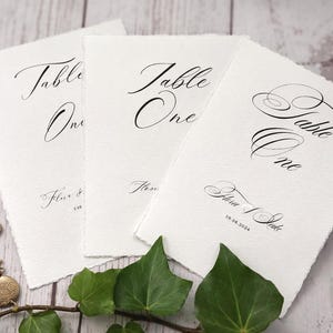 Numéros de table calligraphiés personnalisés : plusieurs polices de caractères et finitions de cartes