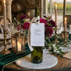 Weinflasche Tischnummern, Hochzeit Tischnummer Tags, personalisierte Deckled Randkarten, Schleifenbänder